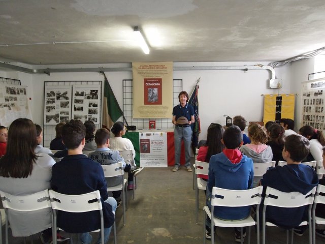 visita alla mostra ritorno a cefalonia e corf dei ragazzi della scuola media archivio f. brunetta 1